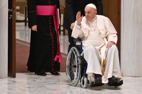 FOTO // Papa Francisc, în scaun cu rotile, pentru prima dată în public